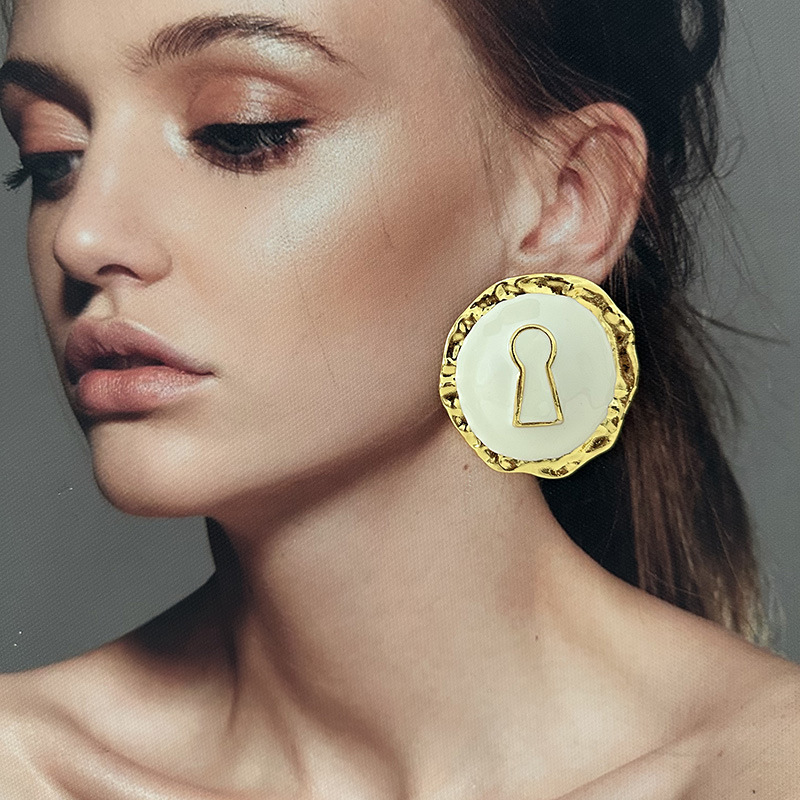 Exaggerated Black Enameled All - огляд і ціна Vintage Collectible Jewelry