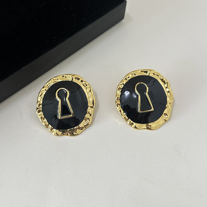 Exaggerated Black Enameled All - огляд і ціна Vintage Collectible Jewelry